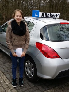 Rachelle de bies in 1 keer geslaagd voor het Autorijbewijs bij Autorijschool Klinkert Zeist !!!!!!!