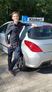 Chris Camminga geslaagd voor zijn autorijbewijs bij Autorijschool Klinkert Zeist