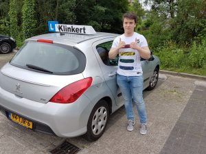 Tom Kuster geslaagd voor het autorijbewijs bij Autorijschool Klinkert Zeist