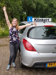 Wiepke Hagenaar uit Zeist in 1 keer geslaagd voor haar autorijbewijs bij Autorijschool Klinkert Zeist