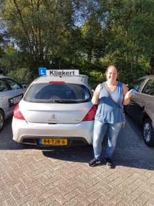 Stephanie Sikma uit Zeist in 1 keer geslaagd voor haar autorijbewijs bij Autorijschool Klinkert