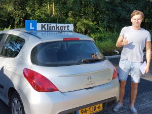 Tim de Groot uit Zeist geslaagd voor zijn autorijbewijs bij Autorijschool Klinkert