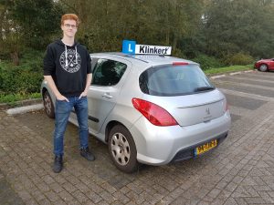 Bart Oostveen geslaagd voor zijn autorijbewijs bij autorijschool klinkert zeist