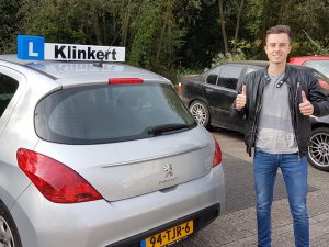 Rogier Abendroth geslaagd voor zijn autorijbewijs bij autorijschool klinkert zeist