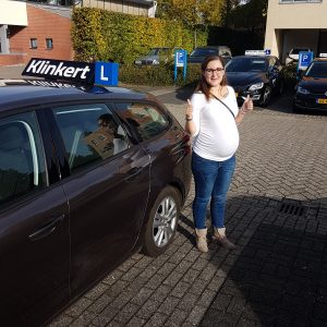 Linda Veldhoen geslaagd voor haar autorijbewijs bij Autorijschool Klinkert Zeist