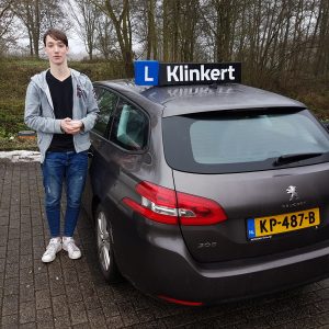 Jort van der Moer is geslaagd voor zijn autorijbewijs bij Autorijschool Klinkert Zeist