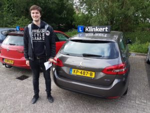 Dirk Jan Rosenmuller is geslaagd voor zijn autorijbewijs bij Autorijschool Klinkert Zeist !!!
