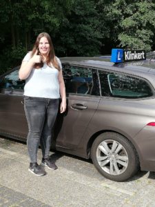 Naomi-van-Middendorp-is-geslaagd-voor-haar-autorijbewijs-bij-Autorijschool-Klinkert-Zeist