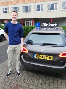 Pim Veefkind is geslaagd voor zijn autorijbewijs bij Autorijschool Klinkert Zeist !!!!