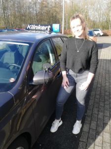 Talitha-Petterson-is-in-1-keer-geslaagd-voor-haar-autorijbewijs-bij-Autorijschool-Klinkert-Zeist