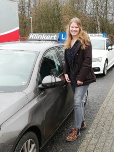 Lotte-Meijer-is-in-1-keer-geslaagd-voor-haar-autorijbewijs-bij-Autorijschool-Klinkert-Zeist