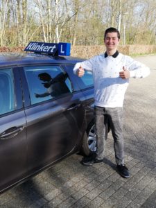 Mike-Vrind-is-geslaagd-voor-zijn-autorijbewijs-bij-Autorijschool-Klinkert-Zeist