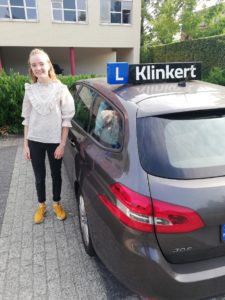 Jobke Poolman Simons is in 1 keer geslaagd voor haar autorijbewijs bij Autorijschool Klinkert Zeist !!!!!!!!
