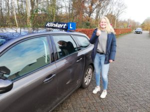 Linde-Veefkind-is-geslaagd-voor-haar-autorijbewijs-bij-Autorijschool-Klinkert-Zeist-