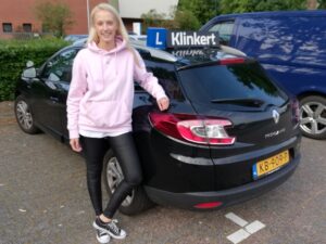 Aimee-Elsendoorn-is-geslaagd-voor-haar-autorijbewijs-bij-Autorijschool-Klinkert-Zeist