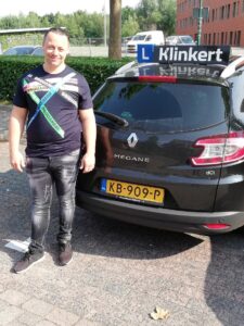 Michael-Veldhuijsen-is-in-1-keer-geslaagd-voor-zijn-autorijbewijs-bij-Autorijachool-Klinkert-Zeist