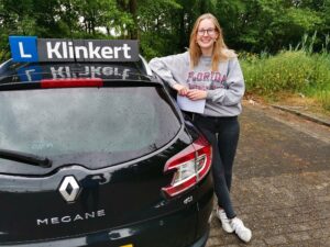 Florien Buitendijk is geslaagd voor haar autorijbewijs bij Autorijschool Klinkert Zeist !!!!!