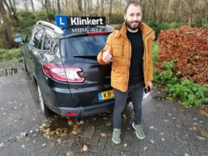 Yasser-Ramadan-is-in-1-keer-geslaagd-voor-zijn-autorijbewijs-bij-Autorijschool-Klinkert-Zeist