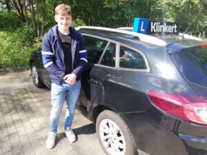 Jurre Oostrom uit Austerlitz is vandaag in 1 keer geslaagd voor zijn autorijbewijs bij Autorijschool Klinkert Zeist!!!!!!