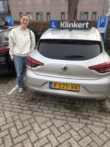 Floor van Leeuwen is in 1 keer geslaagd voor haar Autorijbewijs bij Autorijschool Klinkert Zeist